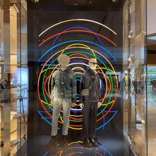 Fornece tendências personalizadas em design de vitrines para lojas de varejo